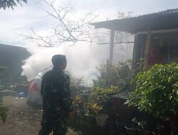 Cegah DBD, Babinsa Dampingi Fogging di Cepogo: Masyarakat Diajak Aktif Jaga Kebersihan”