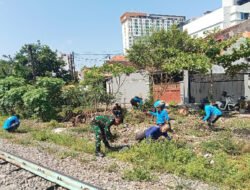 Babinsa Purwosari Laksanakan Kerja Bakti Pembersihan Lingkungan Bersama Linmas dan Saberling
