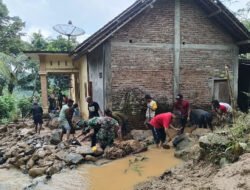 TNI–Polri dan Warga Trenggalek Gotong Royong Bersihkan Longsor di Desa Dawuhan