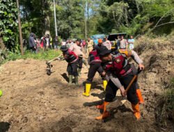 Polres Batu Terjunkan Puluhan Personel Tangani Longsor di Ngantang, Akses Malang-Blitar Kembali Lancar