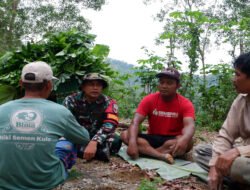 Dansatgas TMMD 126 Kodim Pacitan Bercengkrama Dengan Warga Desa Petungsinarang