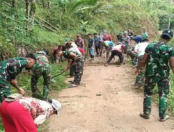 Kebersamaan Satgas TMMD 126 Desa Petungsinarang Bersama Warga Saat Lakukan Pembersihan