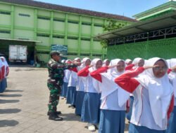Tumbuhkan Kedisiplian Santri, Anggota Kodim Ponorogo Latih PBB di Ponpes