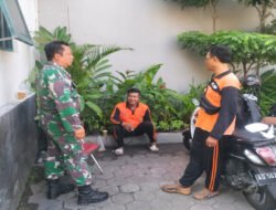 Duduk Bersama dan Ngobrol Santai, Ini Cara Babinsa Kemlayan Dekat Dengan Petugas Kebersihan