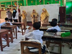 Senyum Ceria Pelajar Sambut Makan Bergizi Gratis dari Polres Ngawi