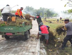 Babinsa Pandean Ajak Warga Kerja Bakti Bersihkan TPU