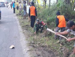 Babinsa Kebonsari Gelar Karya Bakti Bersihkan Jalan Desa Rejosari