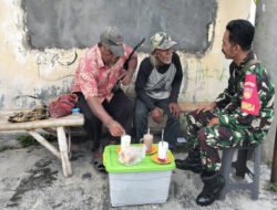 Serap Informasi Sembari Ngopi Bersama Warga, Babinsa Pucangsawit Komsos di Warung kopi