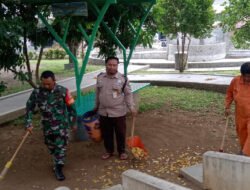 Wujudkan Lingkungan Yang Bersih, Babinsa Pelopori Kerja Bhakti Pembersihan Taman Cerdas Kelurahan Nusukan