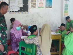 TNI Dukung Kesehatan Anak, Babinsa Klego Dampingi Imunisasi di Sekolah Dasar