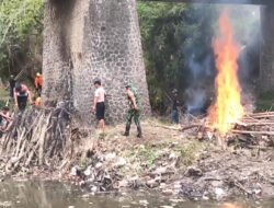 Babinsa dan Warga Dagangan Gelar Karya Bakti Bersihkan Lingkungan Desa