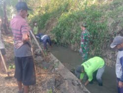 Babinsa Kodim Ponorogo Kerja Bakti Bersihkan Parit Bersama Warga
