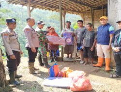 Bentuk Kepedulian 3 Pilar Tnjau Lokasi Bencana Longsor di Nawangan Serta Beri Bantuan Sembako