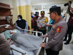 Kapolri Listyo Sigit Kunjungi Korban Ledakan SMAN 72 di RSI Cempaka Putih