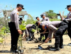 Cegah Abrasi, Siswa Diktukba SPN Polda Jatim Tanam Mangrove dan Berbagi Bansos