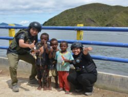 Sentuhan Humanis Personel Satgas Ops Damai Cartenz Bersama Masyarakat dan Anak-Anak di Paniai