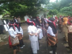 Polsek Sangkapura bersama SDN 358 Gresik Melaksanakan Upacara Peringatan Hari Pahlawan