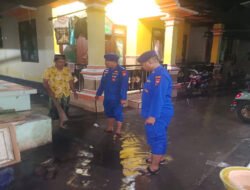 Polisi Ajak Warga Pesisir Situbondo Jaga Kebersihan Lingkungan dan Waspada Banjir Rob