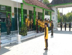 Babinsa Sawahan Latih Siswa MI Disiplin Lewat PBB dan Tata Upacara