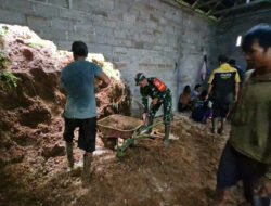 Tanah Longsor Timpa Rumah Warga, Babinsa Kodim Ponorogo Bantu Atasi
