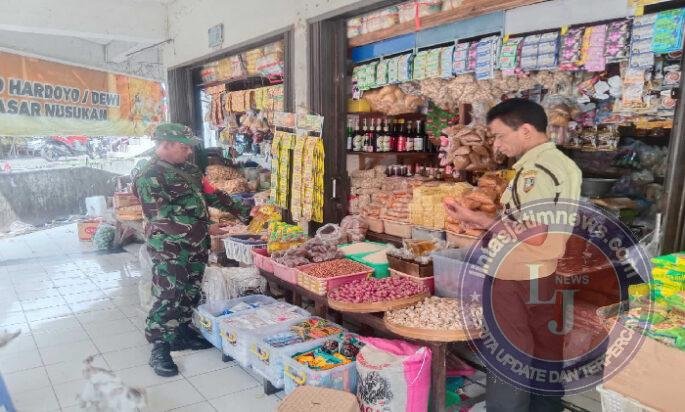 Babinsa Bersama Security Pasar Laksanakan pengecekan Harga Sembako di Pasar Tradisional Nusukan