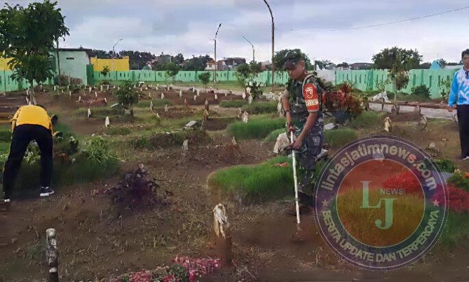 Babinsa Manisrejo dan Warga Gelar Karya Bakti Bersihkan TPU Manisrejo