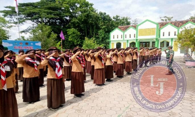 Anggota Kodim Ponorogo Latih Baris Berbaris Siswa MI Almadinah Balong