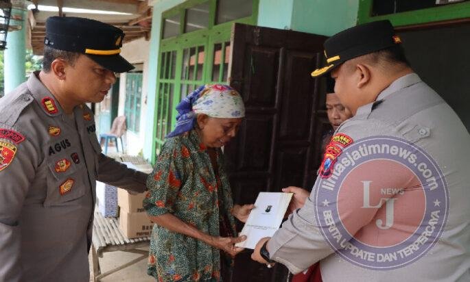 Kapolres Pasuruan Salurkan Bantuan Sosial untuk Warga Terdampak Puting Beliung di Kejayan