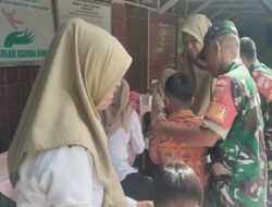 Sugito Tenangkan Siswa SD Saat Pelaksanaan Imunisasi BIAS