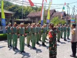 Latih Disiplin dan Kesiapsiagaan, Babinsa Gunungsari Berikan Pelatihan PBB kepada Linmas