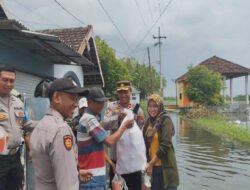 Polsek Beji dan Pemdes Kedungringin Salurkan Bantuan Sosial untuk Warga Terdampak Banjir