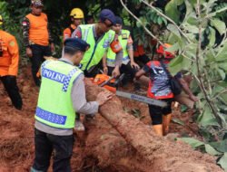 Polri Kerahkan 155 Personel, 4 Anjing Pelacak, dan Perkuat Operasi SAR Longsor Cibeunying 21 Warga Tertimbun
