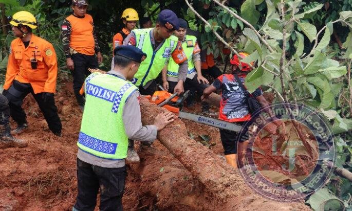 Polri Kerahkan 155 Personel, 4 Anjing Pelacak, dan Perkuat Operasi SAR Longsor Cibeunying 21 Warga Tertimbun