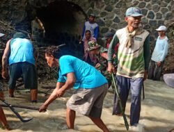 Cegah Banjir Babinsa dan Warga Gotong Royong Bersihkan Jembatan Tersumbat Sampah