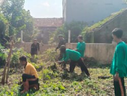 Peduli Kebersihan Lingkungan, Babinsa Joyotakan Bersama perangkat kelurahan Kerja Bakti