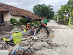 Saluran Air Buntu, Babinsa dan Warga Klumutan Turun Tangan