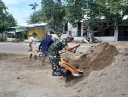 Babinsa Tulungrejo Ajak Warga Kerja Bakti Pengurukan Lahan untuk Taman Desa