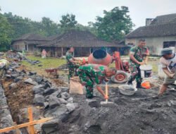 Babinsa Hadir untuk Masyarakat, Bantu Bangun Pondasi Rumah