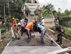 Babinsa Sidorejo dan Warga Gotong Royong Bangun Jalan Lingkungan