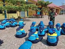 Babinsa Koramil Gemarang Latih Ketarunaan Siswa SMKN 1