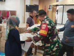Babinsa Joyotakan Bantu Pendistribusian Beras Dari Bulog
