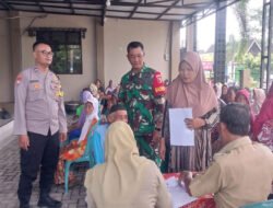 Pastikan Tepat Sasaran, Babinsa Bakur Dampingi Penyaluran Bantuan Pangan