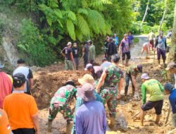 Anggota Koramil Kare Gotong royong Bersihkan Material Longsor di Dusun Kandangan