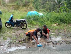 Babinsa Tileng dan Warga Gotong Royong Perbaiki Pipa Air Bersih Bocor di Pokolimo
