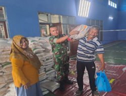 Babinsa Manisrejo Dampingi Penyaluran Bantuan Pangan untuk Warga