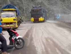 Polres Lumajang Kerahkan Mobil AWC, Bersihkan Sisa Lumpur APG Semeru di Jembatan Besuk Koboan