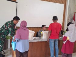 Babinsa Desa Bolo Pantau Penyaluran Bantuan Pangan dan Minyak Goreng kepada Warga