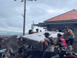 Satbrimob Polda Jawa Timur Perkuat Operasi Kemanusiaan Pasca Erupsi Semeru