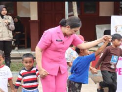 Polda Jatim Berikan Trauma Healing untuk Anak-anak di Pengungsian Dampak Erupsi Gunung Semeru