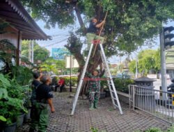 Gandeng Tim Saberling Dan Staf Kelurahan, Babinsa Ketelan Laksanakan Kerja Pembersihkan Lingkungan